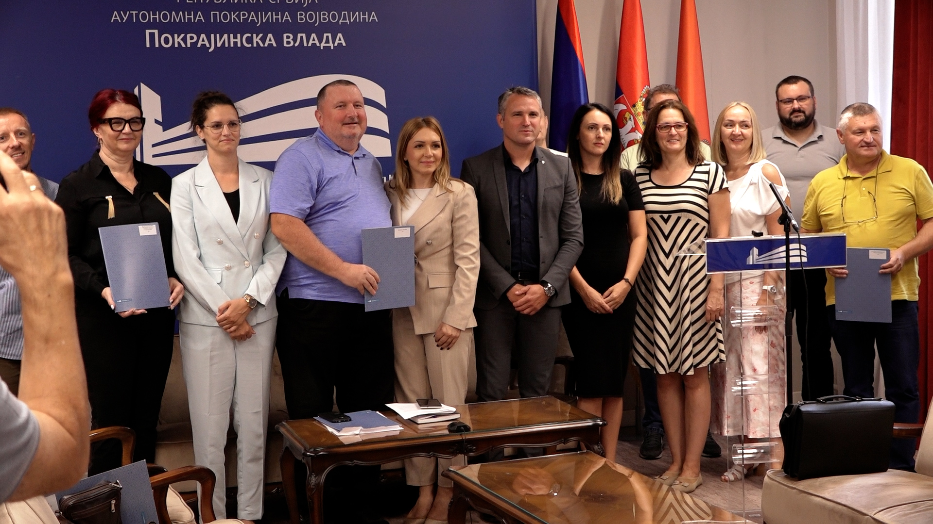 Novi Sad, pomocnik pokrajinskog sekretara za poljoprivredu Petar Samolovac dodeljuje ugovore za kontrolu plodnosti obradivog poljoprivrednog zemljista, pokrivanje Novi Sad, pomocnik pokrajinskog sekretara za poljoprivredu Petar Samolovac dodeljuje ugovore za kontrolu plodnosti obradivog poljoprivrednog zemljista, pokrivanje